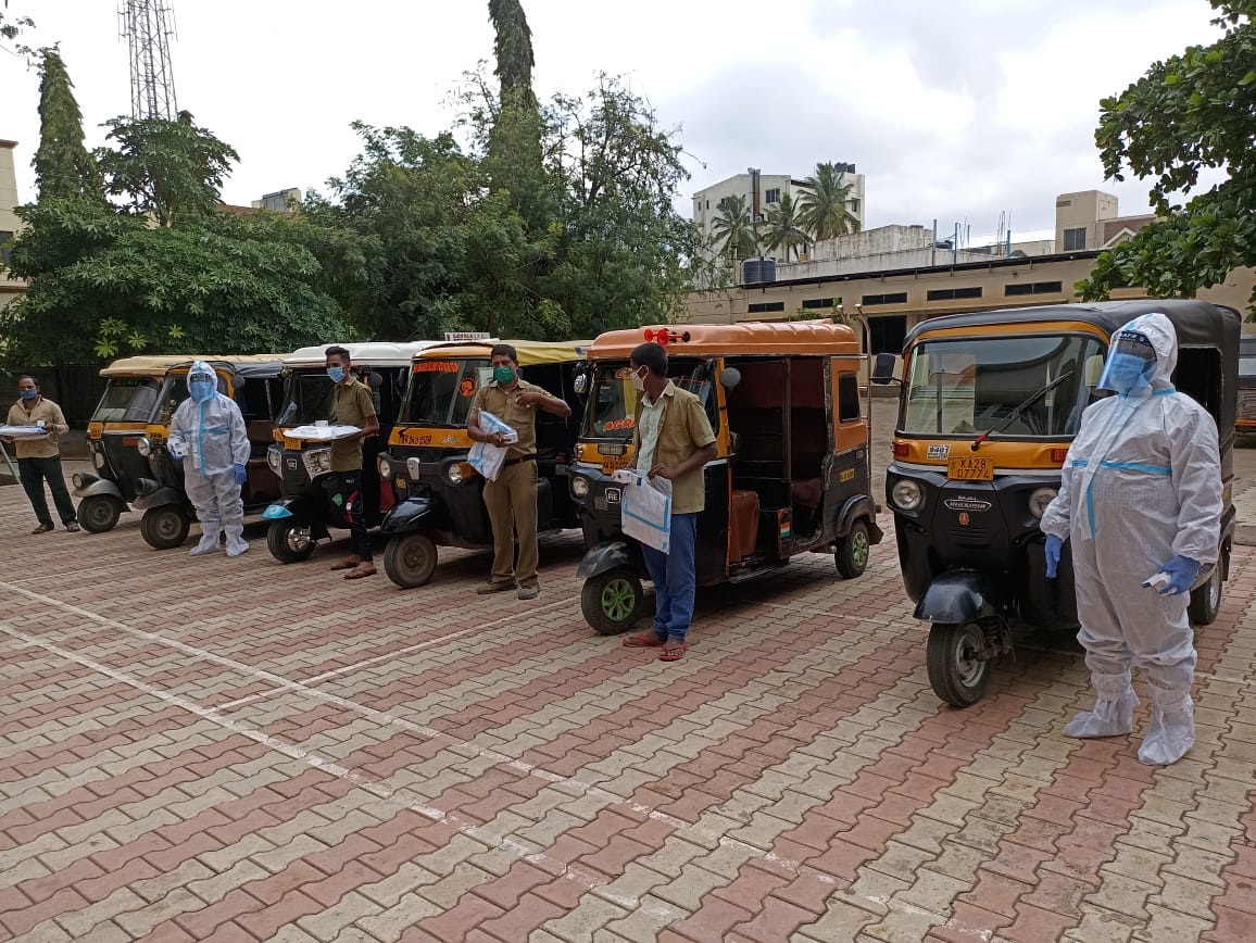 Bijapur: Six auto drivers turn rickshaws to ambulance to volunteer during possible 3rd COVID wave